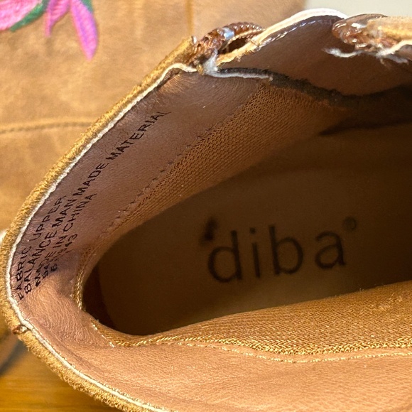 Diba Tan Suede Boho Booties with Floral Embroidery Size 6.5M - Picture 2 of 9